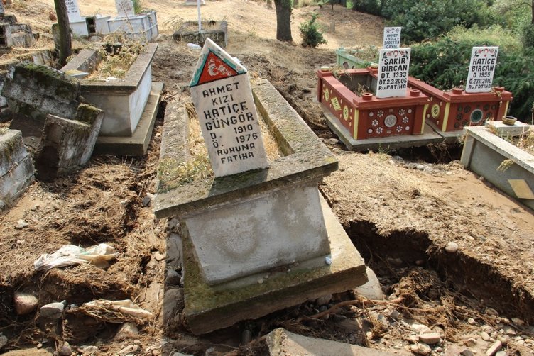 Aydın’ı sağanak vurdu! Mezarları söküp götürdü
