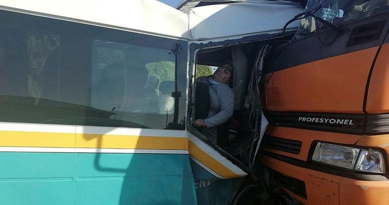 İzmir’de kamyon yolcu minibüsüne çarptı: 1 ölü