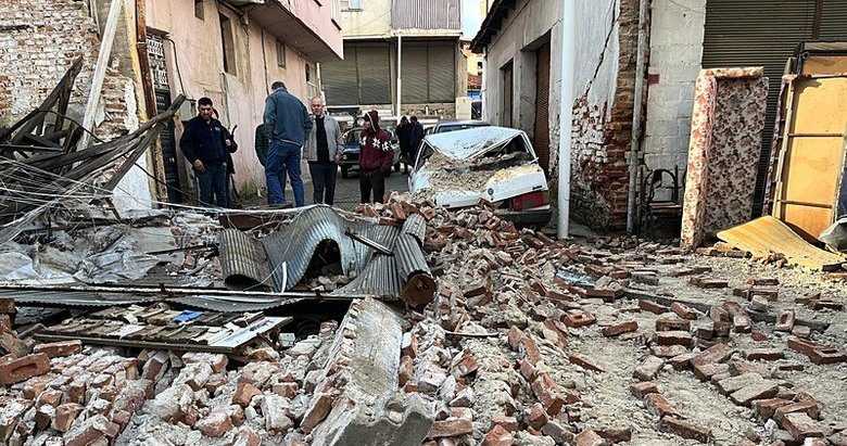 Manisa’da sağanak yağış metruk binayı devirdi