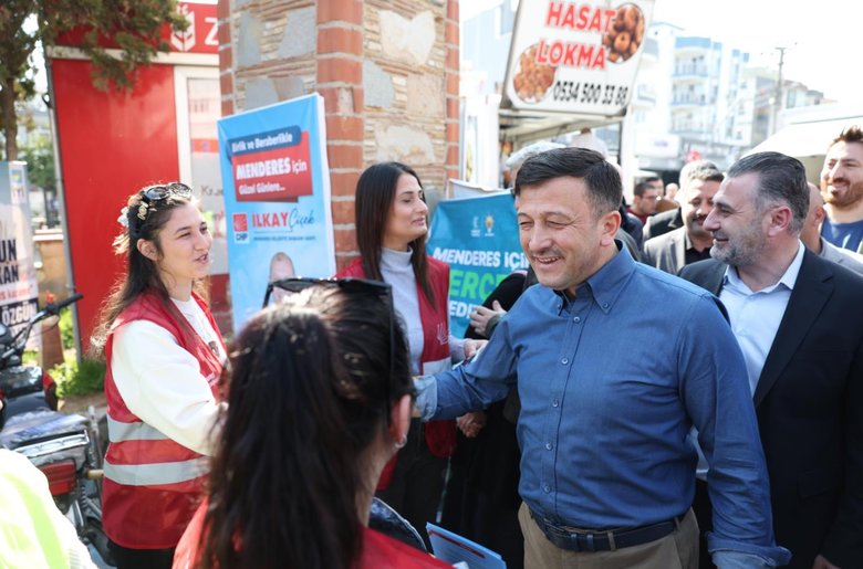 Cumhur İttifakı İzmir adayı Hamza Dağ ile CHP’li gençler arasında güldüren diyalog