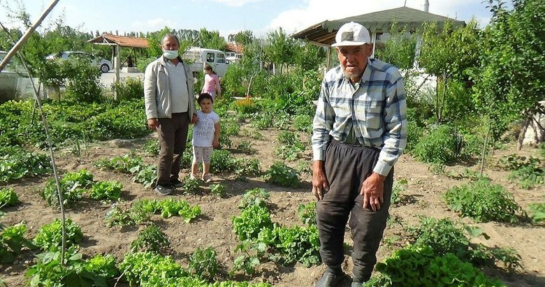 Yoldan geçenlere ücretsiz ikram ediyor! Ali Dede’den insanlık dersi