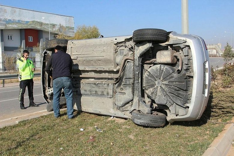Kontrolden çıkan otomobil aydınlatma direğine çarptı, sürücü yaralandı