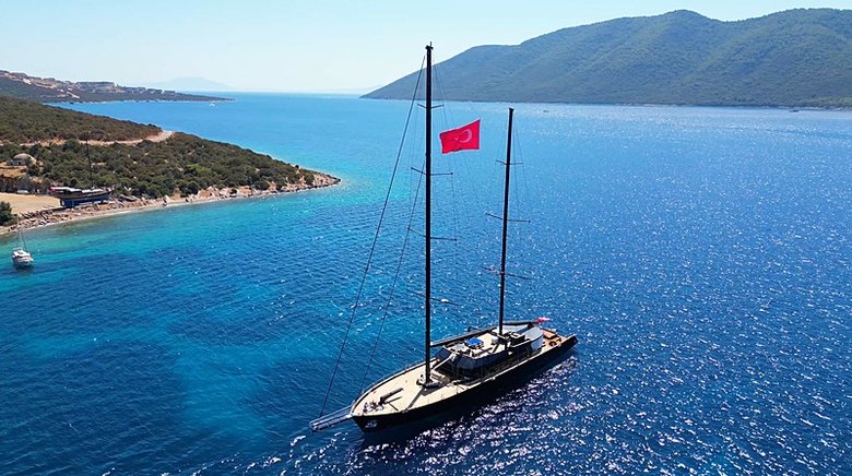 Bodrum’da 7 yılda tamamlanan 50 metrelik yelkenli denize indirildi