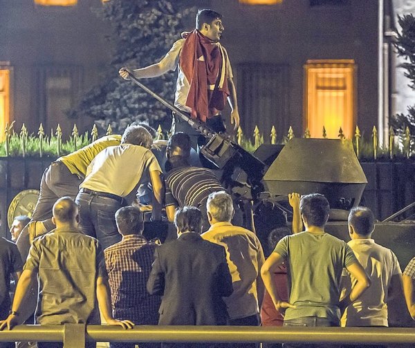 Dakika dakika 15 Temmuz... Milletin ihanete karşı zaferi