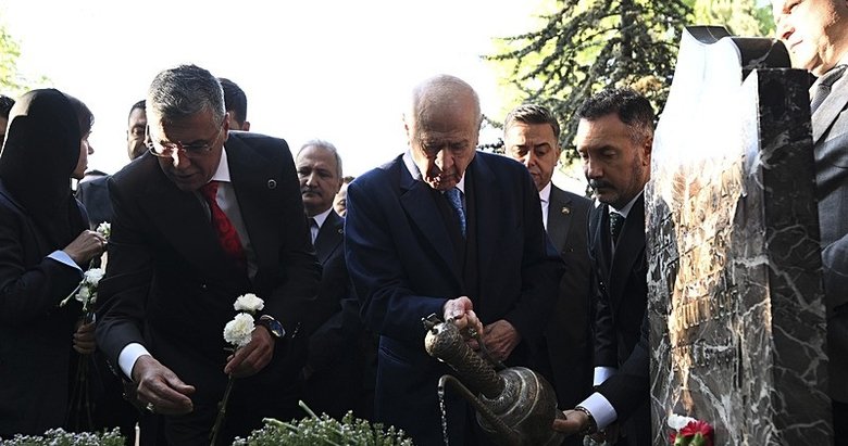 MHP lideri Bahçeli Ülkücü Şehitler Anıtı’nı ziyaret etti