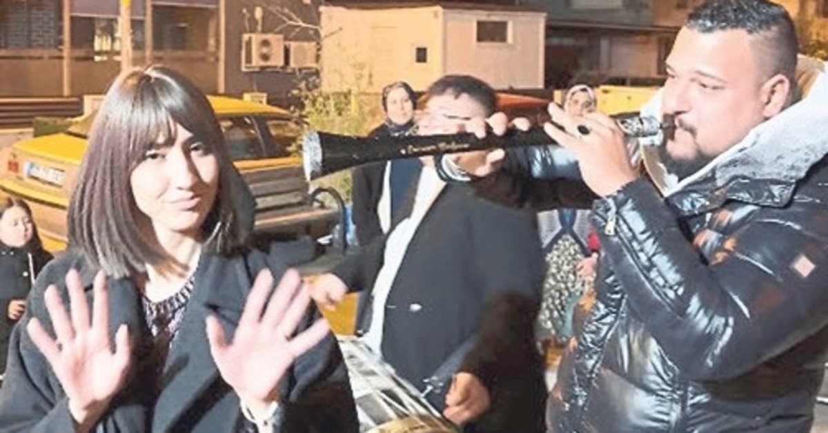 Zaferini davul zurna ile kutladı