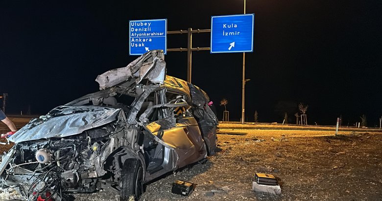 Uşak’ta korkunç trafik kazası: Minibüs sürücüsü hayatını kaybetti