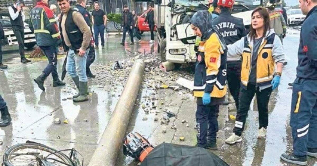 Aydın'da yoldan geçerken direğin altında can verdi