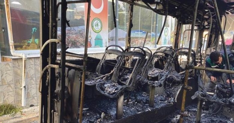 Belediye otobüsü alevlere teslim oldu
