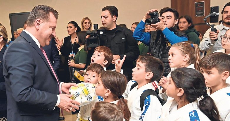 Çocukların spor malzemeleri Başkan Yücel Yılmaz’dan