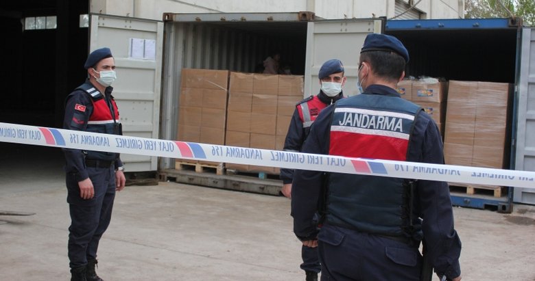 İzmir’deki bir deponun önünde 3 konteynerde kaçak göçmenler yakalandı