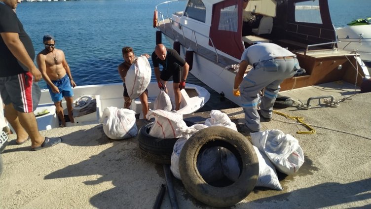 Datça’da deniz dibinden 2 saatte 2 ton atık çıkarıldı