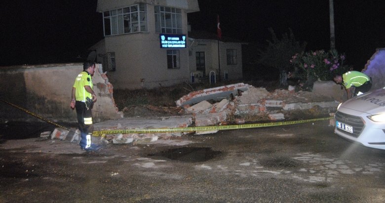 İzmir’de yağış ve rüzgar nedeniyle beton duvarlar yıkıldı
