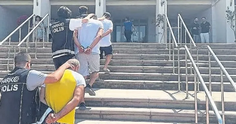 Sokak ortasında satış yapan zehir tacirlerine suçüstü