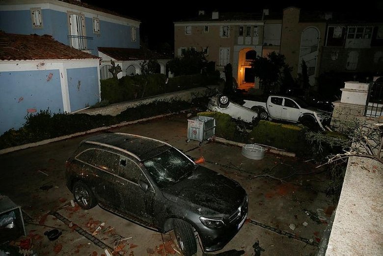 İzmir cehennemi yaşadı! Hortumda araçlar 10 metre havalandı