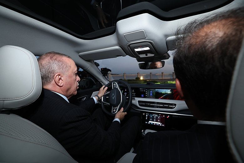 Başkan Recep Tayyip Erdoğan’a TOGG T10F hediye edildi