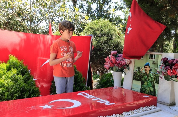 İzmir’de aileler şehitleriyle bayramlaştılar