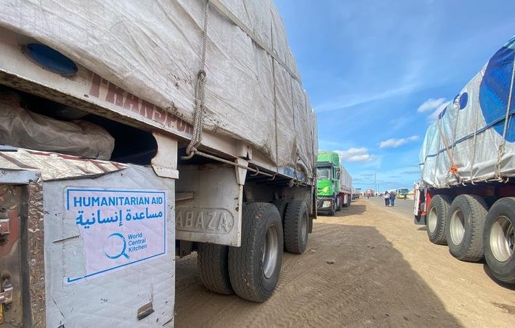 Ateşkesin ardından Gazze’ye yardım tırları girmeye başladı
