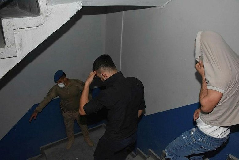 İzmir’de şok baskın! Jandarma duvarı delerek girdi