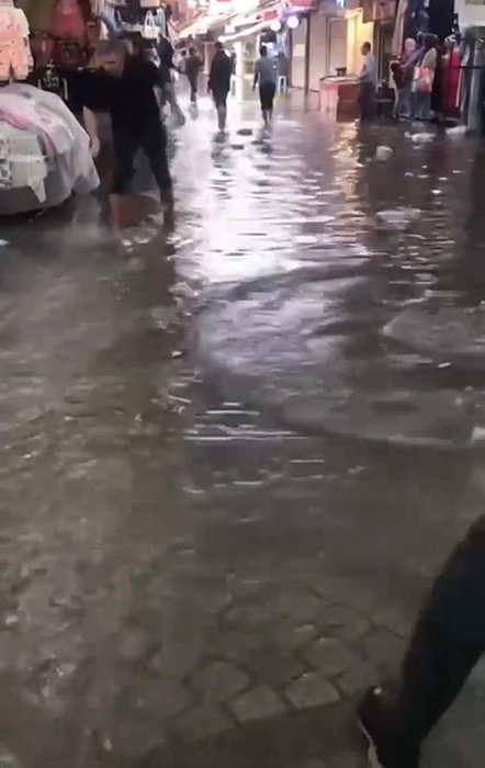 İzmir’de yollar göle döndü! Tarihi Kemeraltı’nı su bastı