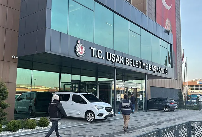 CHP’li Uşak Belediyesi’ne rüşvet operasyonu: Başkan dahil 12 kişi gözaltında!