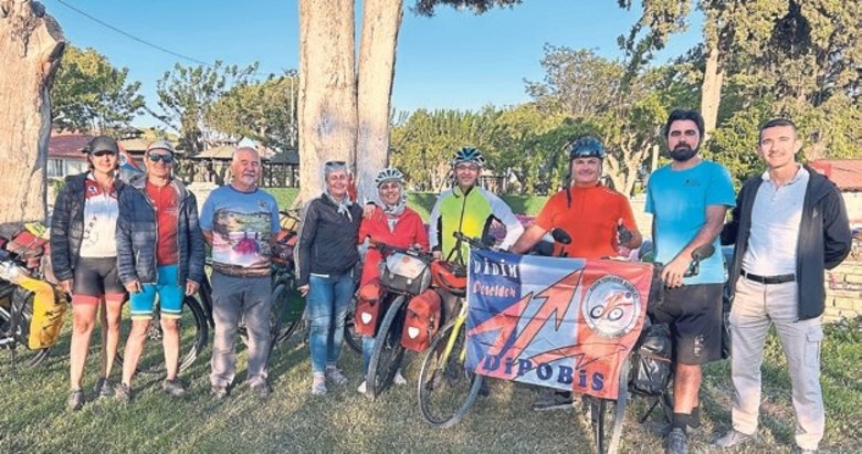 2 bin kilometre pedal çevirip Bergama’ya geldiler
