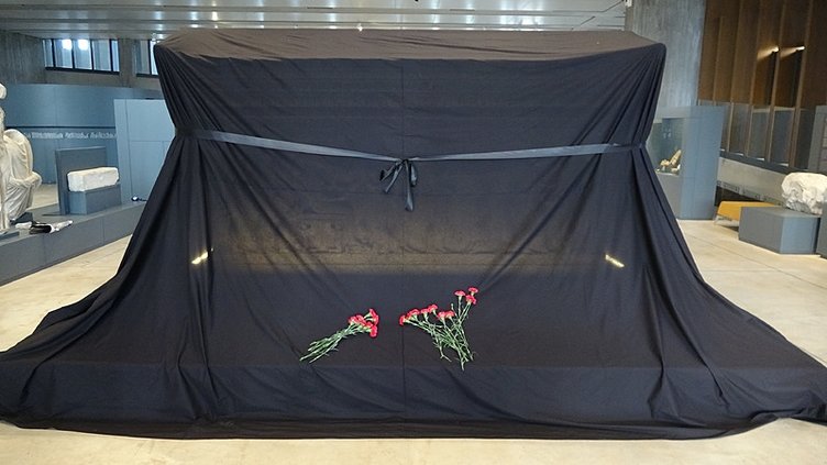 2 bin 600 yıllık Polyksena lahit siyah örtüyle kapatıldı