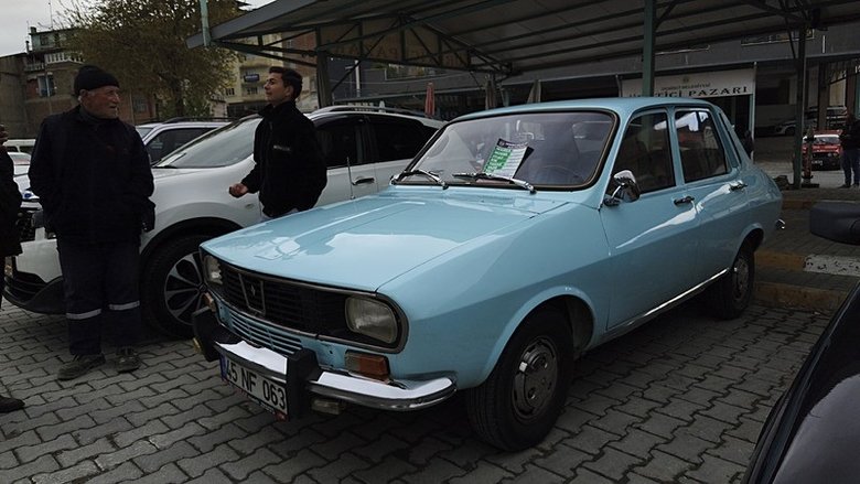 manisada-klasik-arac-tutkunlari-siraya-girdi-yarim-asirlik-aracin-fiyati-1777821591730.jpeg