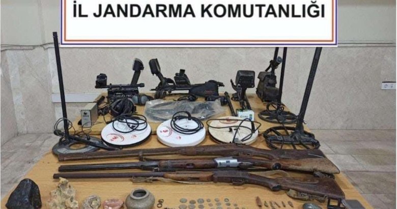 Define avcıları yakayı ele verdi! Evinde piyasa değeri 200 milyon lira olan Painite taşı ele geçirildi
