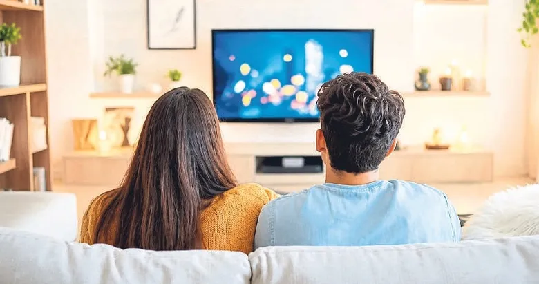 Evliler, bekarlara göre daha çok televizyon izliyor