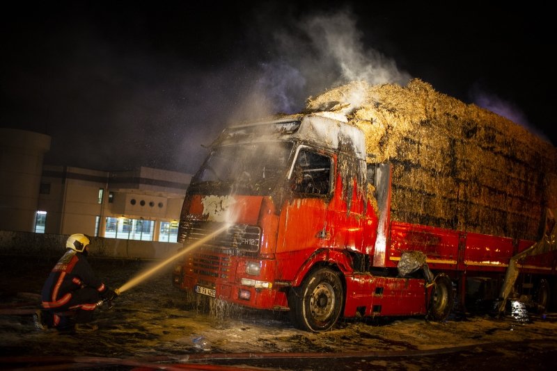 Saman yüklü kamyon İzmir’e gelirken yolda alev alev yandı