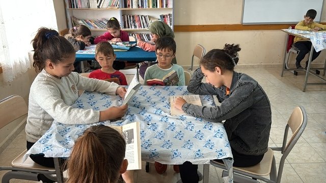 Muğla’da ilçenin ilk kadın muhtarı kitap sevgisi aşılamak için harekete geçti