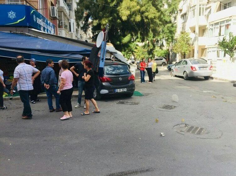 İzmir Konak’ta otomobil manav tezgahına daldı, faciadan dönüldü