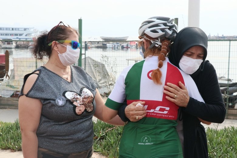 Trafik kazasında hayatını kaybeden bisikletçi Zeynep Aslan, İzmir’de anıldı
