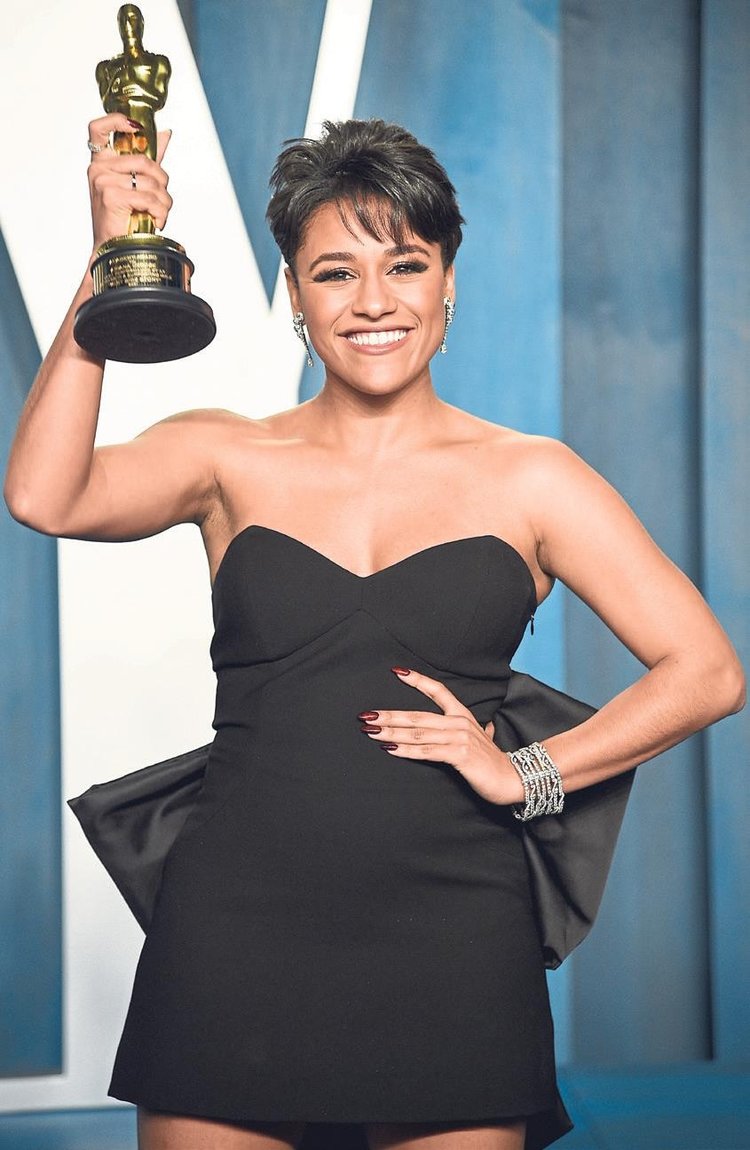 Akademi’ye Smith’in tokadı damga vurdu