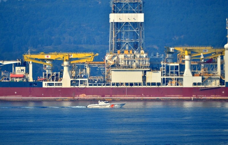 Türkiye’nin ikinci sondaj gemisi Deepsea Metro-1 Çanakkale Boğazı’ndan geçti