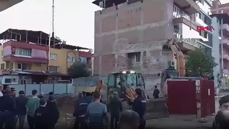 Aydın’da 4 katlı binada çökme! İş makinesinin kepçesini duvara dayayarak önlem aldılar