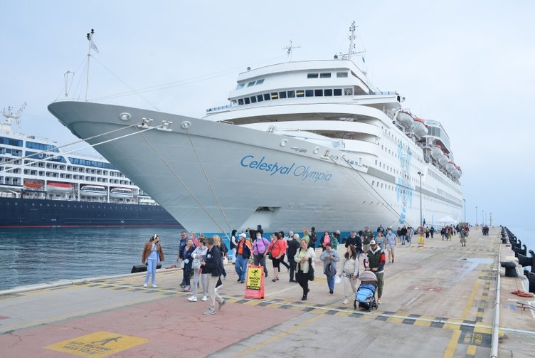 Kuşadası’nda turist bereketi! 3 kruvaziyer binlerce turist getirdi