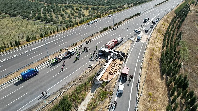 manisada-11-kisinin-oldugu-otobus-kazasi-oncesi-goruntuler-ortaya-cikti-1791718229421.jpeg