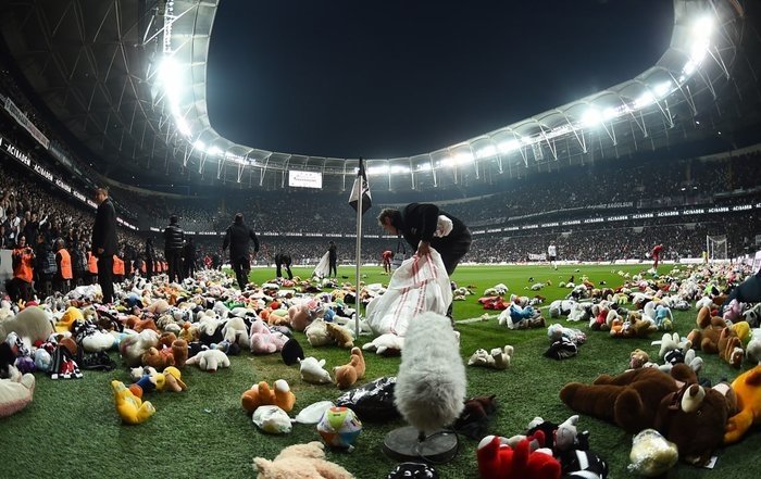 Beşiktaş taraftarından depremzede çocuklara destek... Sahaya oyuncak attılar