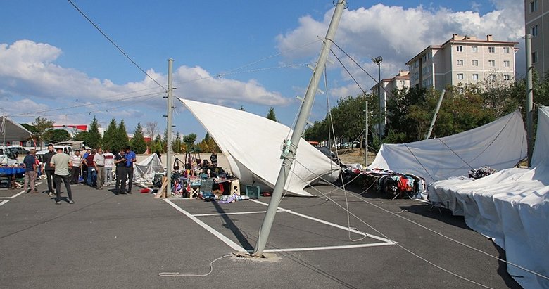 Kütahya’da şiddetli rüzgar hayatı felç etti! Pazar tezgahları devrildi, çadırlar uçtu