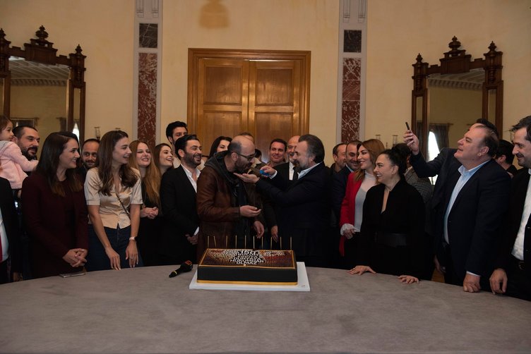 Eşkıya Dünyaya Hükümdar Olmaz 150. bölümünü pasta keserek kutladı