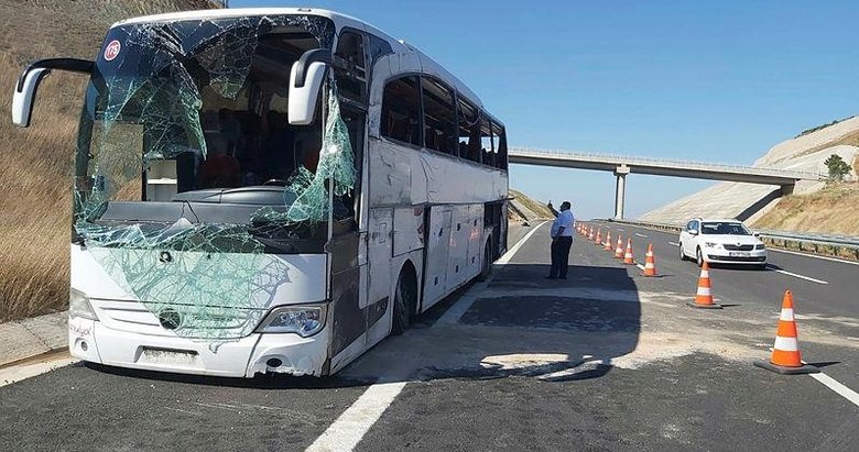 Korkunç kazada otobüs yan yattı! 33 kişi yaralandı