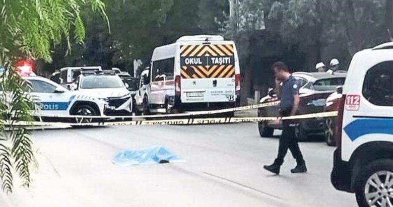 Yola yatan kadının üzerinden 2 araç geçti