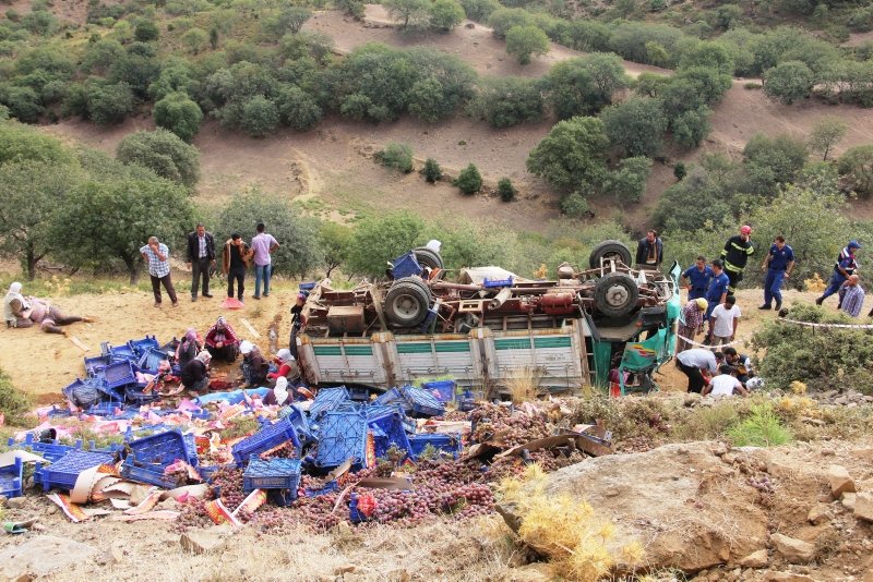 Manisa’da feci kaza! Tarım işçilerini taşıyan kamyon uçuruma yuvarlandı