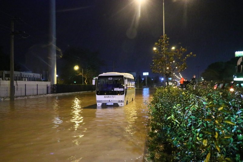 İzmir’de şiddetli yağış sele neden oldu