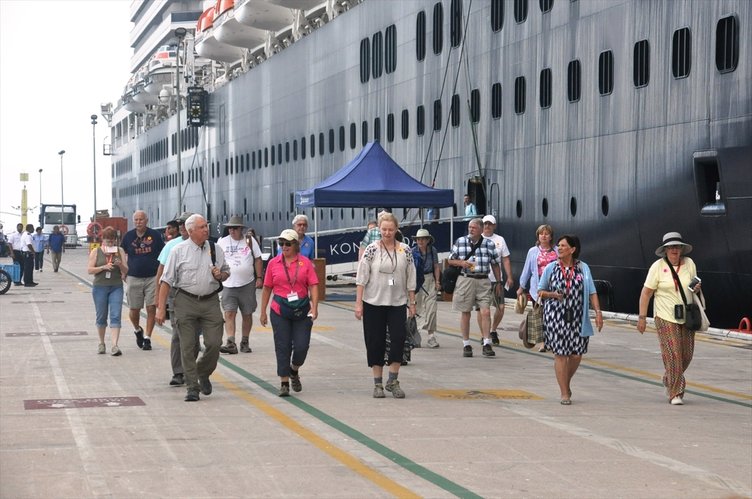 Dev gemi Aydın Kuşadası’na geldi! Yüzlerce turist akın etti