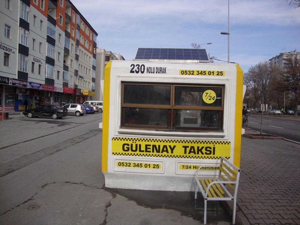 Taksi durağının elektriğini güneşten sağlıyor
