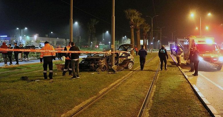 Karşıyaka’da korkunç kaza! Kontrolden çıkan otomobil tramvay hattına girdi; 4 yaralı
