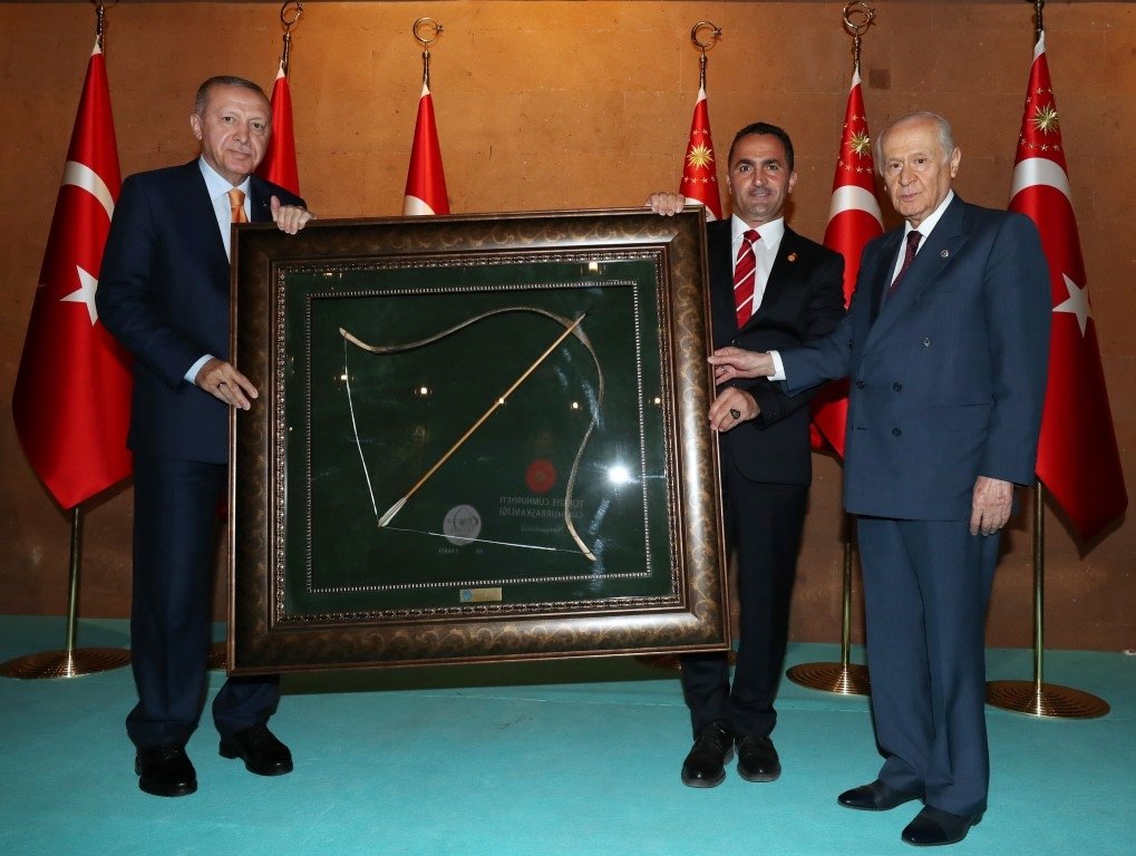Başkan Erdoğan, Ahlat’taki etkinliklere katılan sanatçı ve gençlerle yemekte bir araya geldi
